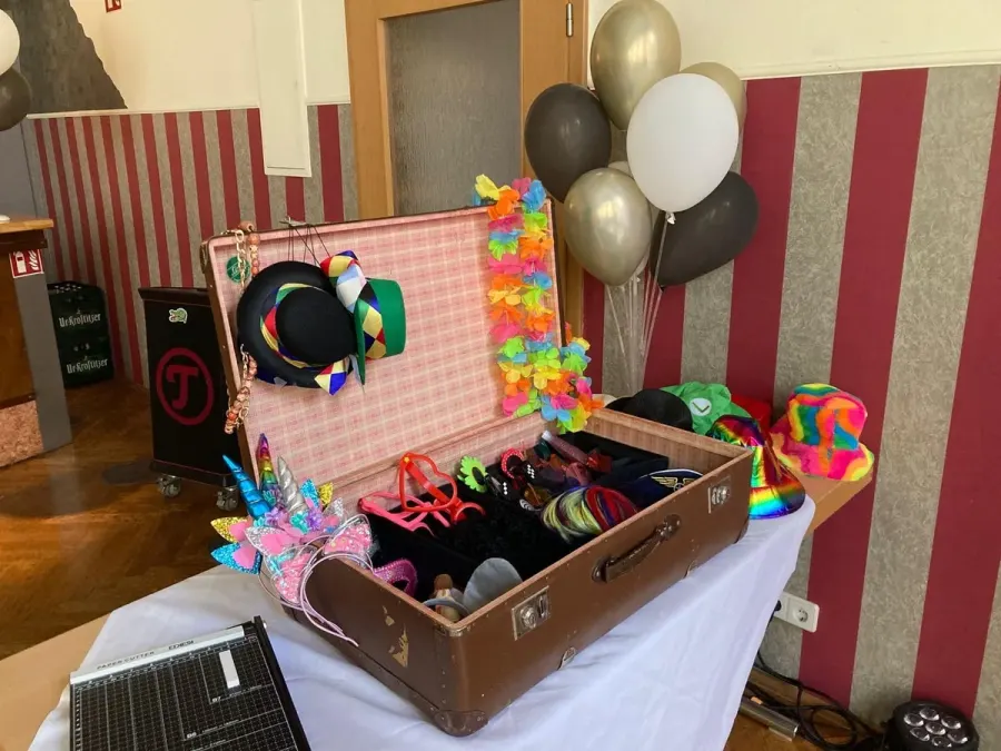 Fotobox 2026 Nahaufnahme Requisiten-Koffer