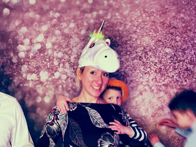 Fotobox Gäste mit Einhorn-Hut und Party-Requisiten