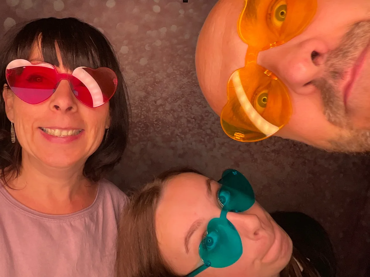 Fotobox Gäste mit bunten Brillen und Grimassen