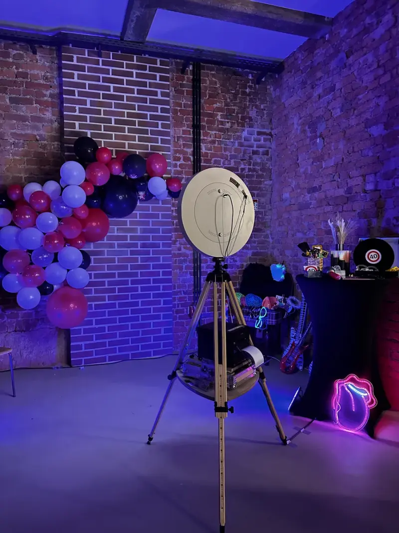 Fotobox im Gewölbe mit Ballondekoration bei Event
