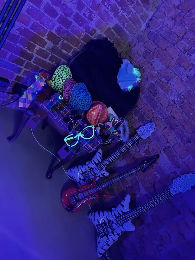 Fotobox Gruppe bei Abendfeier mit Requisiten