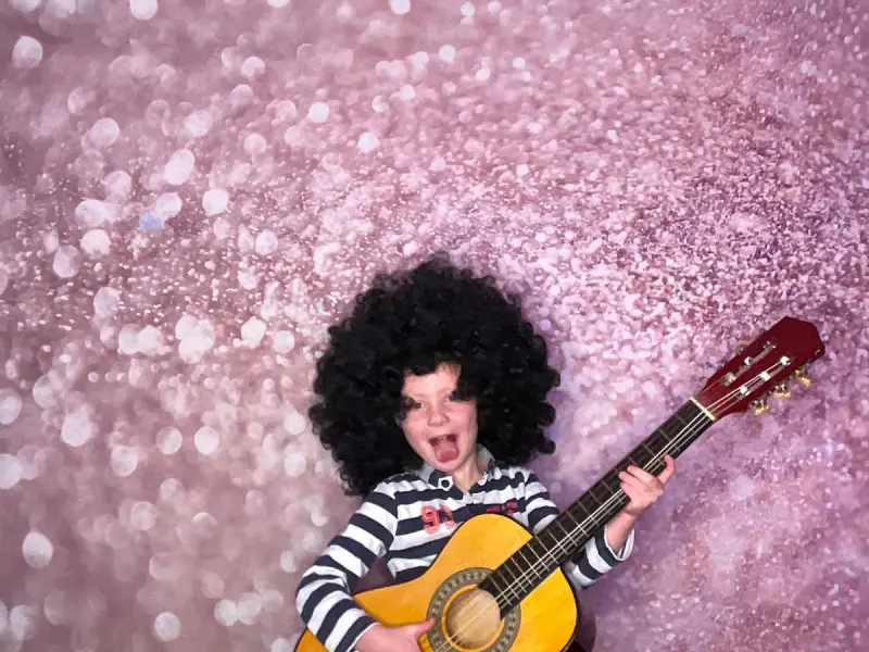 Fotobox bei Hochzeit – Brautpaar mit Requisiten