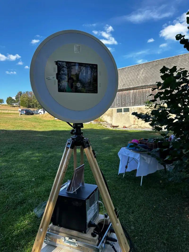 Fotobox mit LED-Beleuchtung im Outdoor-Einsatz bei Sonnenschein