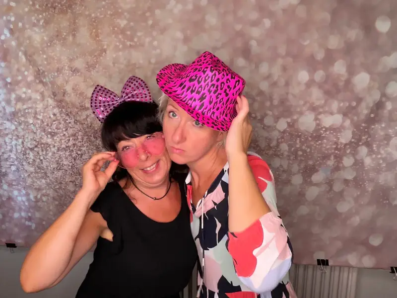 Fotobox Paar in eleganter Pose mit Accessoires