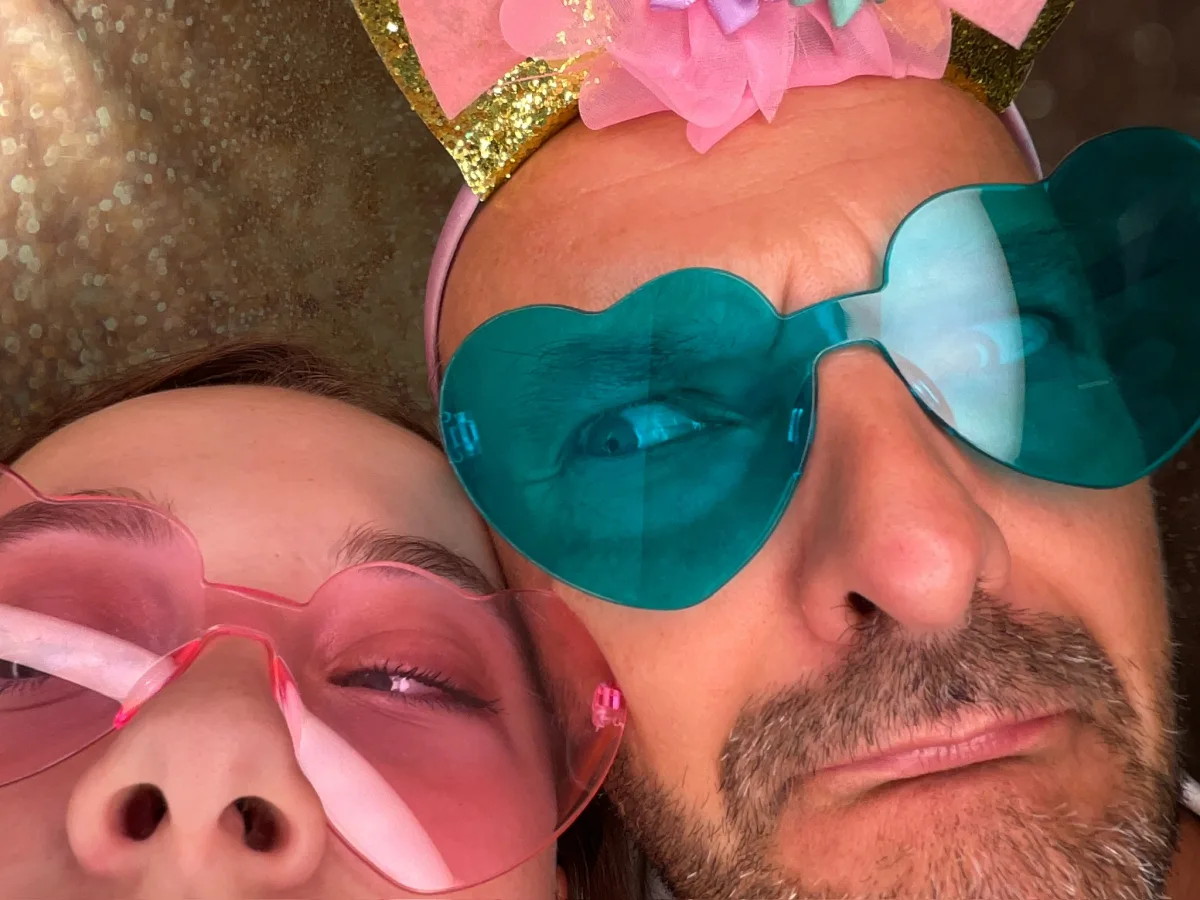 Fotobox Nahaufnahme – Paar mit Herz-Sonnenbrillen