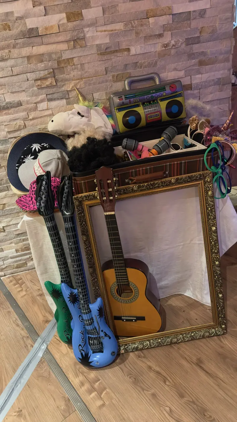 Fotobox Requisiten-Koffer mit Hüten, Brillen, Gitarren und Bilderrahmen