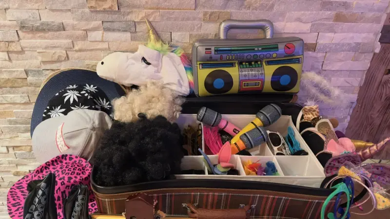 Fotobox Requisiten-Koffer Detailansicht mit Perücken und Mikrofonen