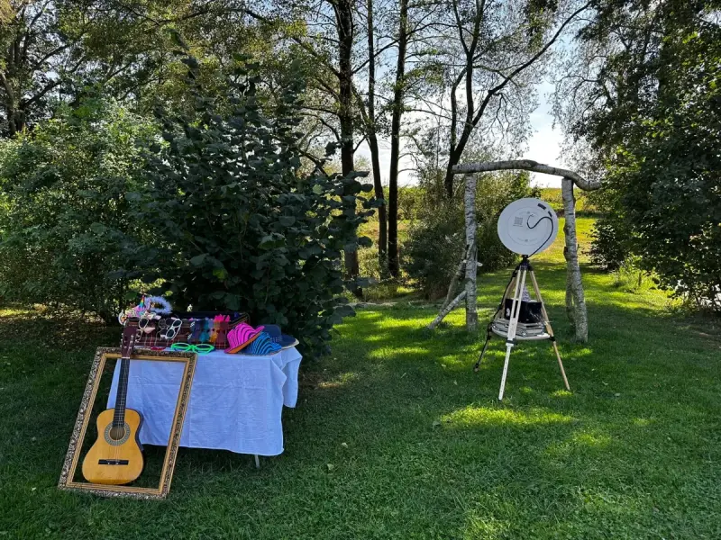 Fotobox Setup im Garten mit Requisiten-Tisch und Bilderrahmen
